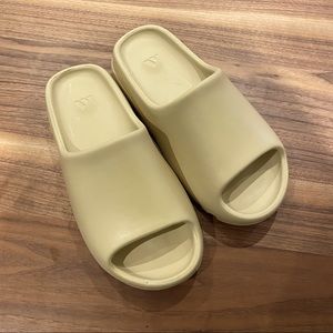 Slide on sandals in colour dessert sand